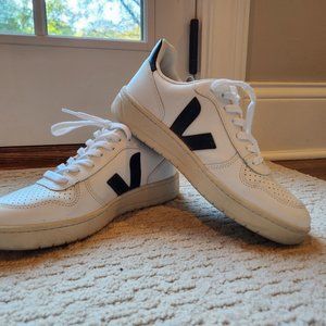 Veja V-10  Size 39/8 - Worn Once